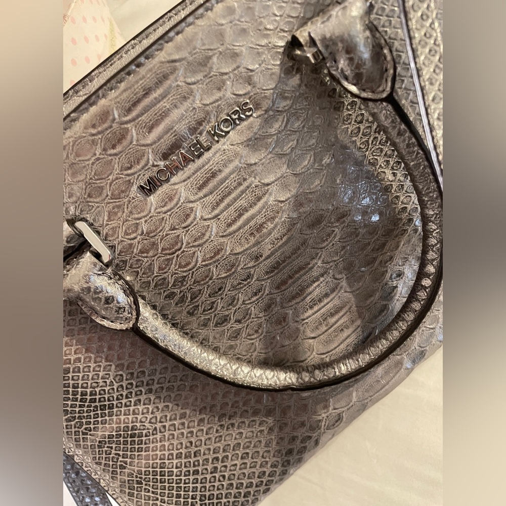 Micheal kors silver crossbody